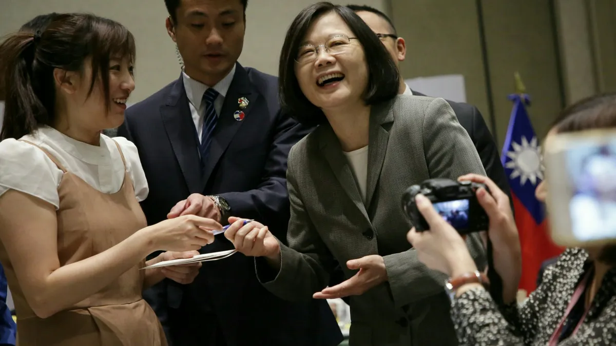 總統蔡英文與隨團記者早餐敘,她表示,中南美洲國家已進入民主化進程,「我們願意協助友邦經濟社會發展的需求」,一起來幫忙製造更多就業機會。(總統府提供)