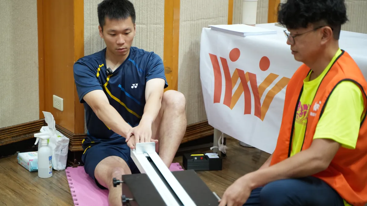 運動部李洋部長親自體驗科技體適能檢測,號召全民一起透過科學化檢測掌握自身健康體適能。(圖/全民運動署運動健康組提供)