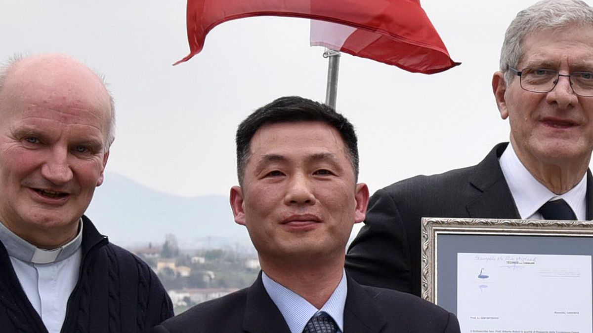 北韓駐義大利大使館臨時代辦(代理大使)曹成吉(中),2018年11月之後消失無蹤,疑似尋求義大利政府庇護(AP) 北韓駐義大利大使館臨時代辦(代理大使)曹成吉(中),2018年11月之後消失無蹤,疑似尋求義大利政府庇護(AP)