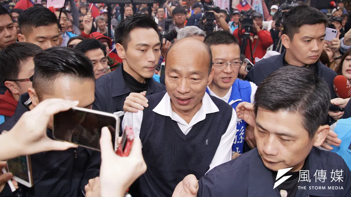 20191222-國民黨總統參選人韓國瑜22日陪同立委參選人孫大千參拜霞海城隍廟。(盧逸峰攝)