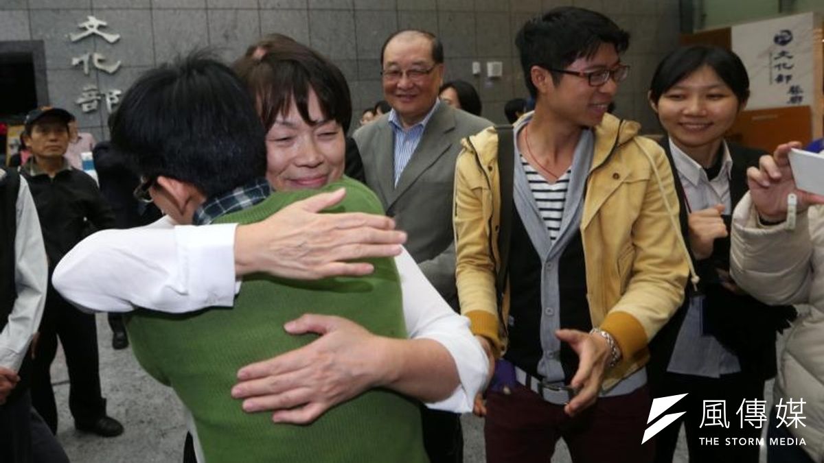 龍應台與同事道別。 龍應台與同事道別。