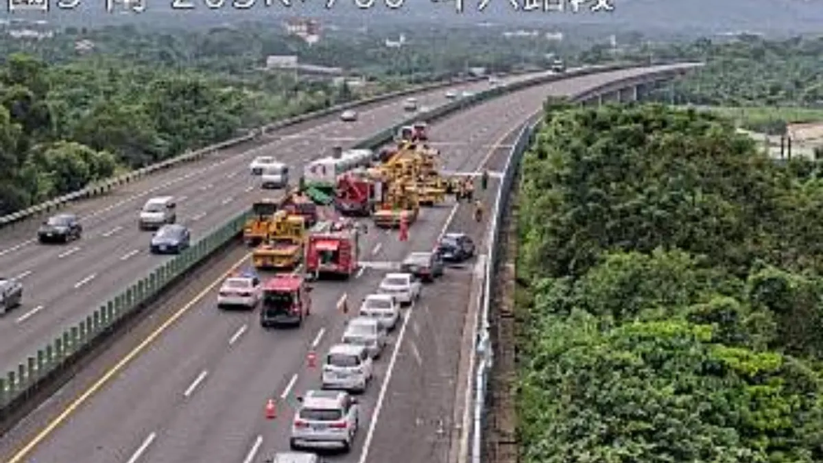 國道3號南下264K斗六段發生遊覽車與轎車相撞事故,現場1人明顯死亡、3人無生命跡象、8人輕傷。(圖/翻攝自國道路況即時) 國道3號南下264K斗六段發生遊覽車與轎車相撞事故,現場1人明顯死亡、3人無生命跡象、8人輕傷。(圖/翻攝自國道路況即時)