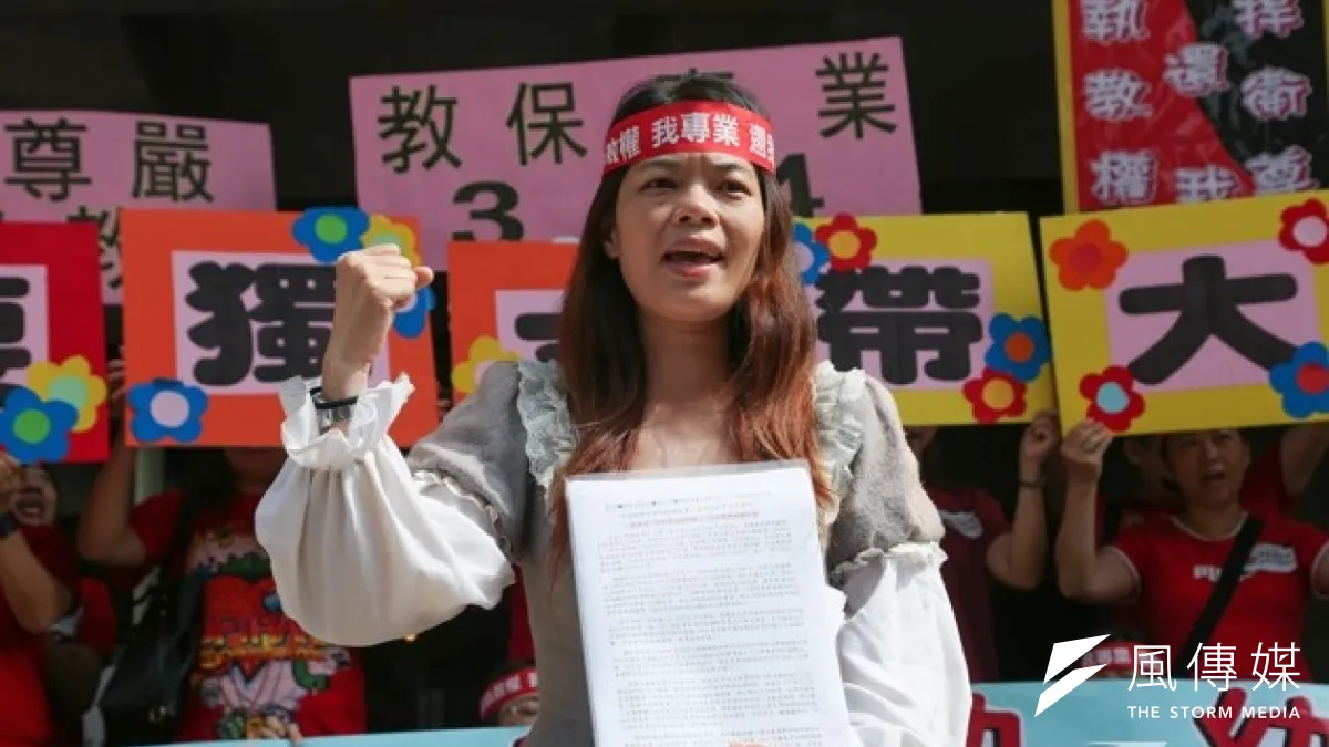 教保員自救會26日赴立院抗議,並表示將號召教保員在教師節當天上街,向教育部要求教保員對2到6歲幼兒的執教權。(余志偉攝)