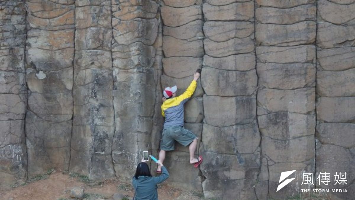 玄武岩柱因受風化影響,任意攀爬恐將造成石塊崩落危險,近日卻又傳出有觀光客無視警告「攀岩」。(翻攝爆料公社) 玄武岩柱因受風化影響,任意攀爬恐將造成石塊崩落危險,近日卻又傳出有觀光客無視警告「攀岩」。(翻攝爆料公社)