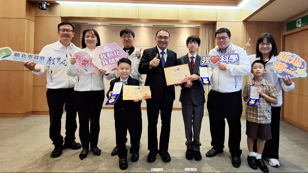 新北奪3金3銀1銅金牌全國第一 展現科學教育成果,市長與局長及學生合影。(圖/新北市教育局提供)