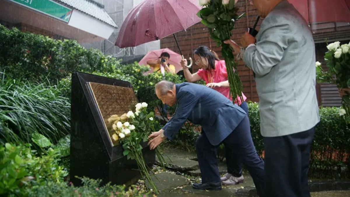 在活動最後全體人員闔眼33秒,並全體獻上白玫瑰,緬懷過世的親人。(取自黃金博物館官網)