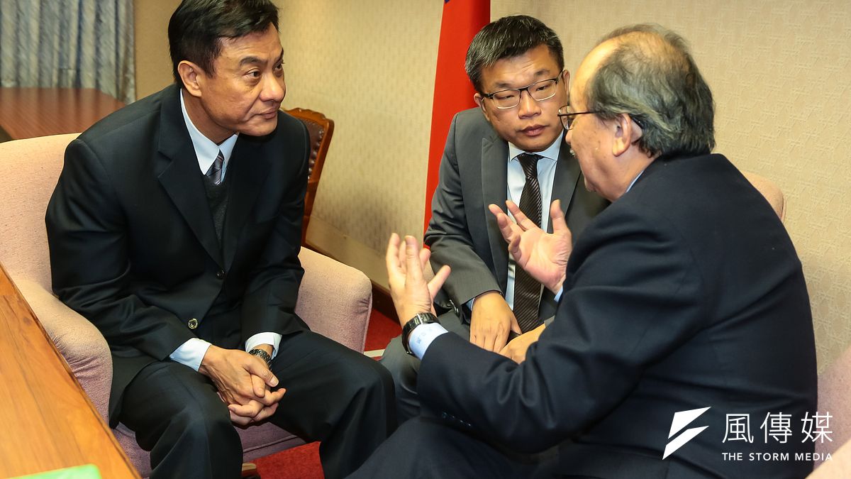 在民進黨總統當選人蔡英文意志貫徹下,民進黨立委柯建銘(右)退選立法院長,支持蘇嘉全(左)和蔡其昌(中)競選立院正副院長。(顏麟宇攝) 在民進黨總統當選人蔡英文意志貫徹下,民進黨立委柯建銘(右)退選立法院長,支持蘇嘉全(左)和蔡其昌(中)競選立院正副院長。(顏麟宇攝)