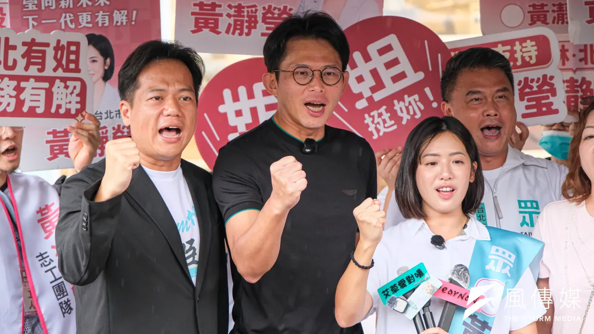 圖為民眾黨主席黃國昌(中)、民眾黨竹北市長參選人邱臣遠(左)、民眾黨台北市議員參選人黃瀞瑩(右)。(劉偉宏攝)