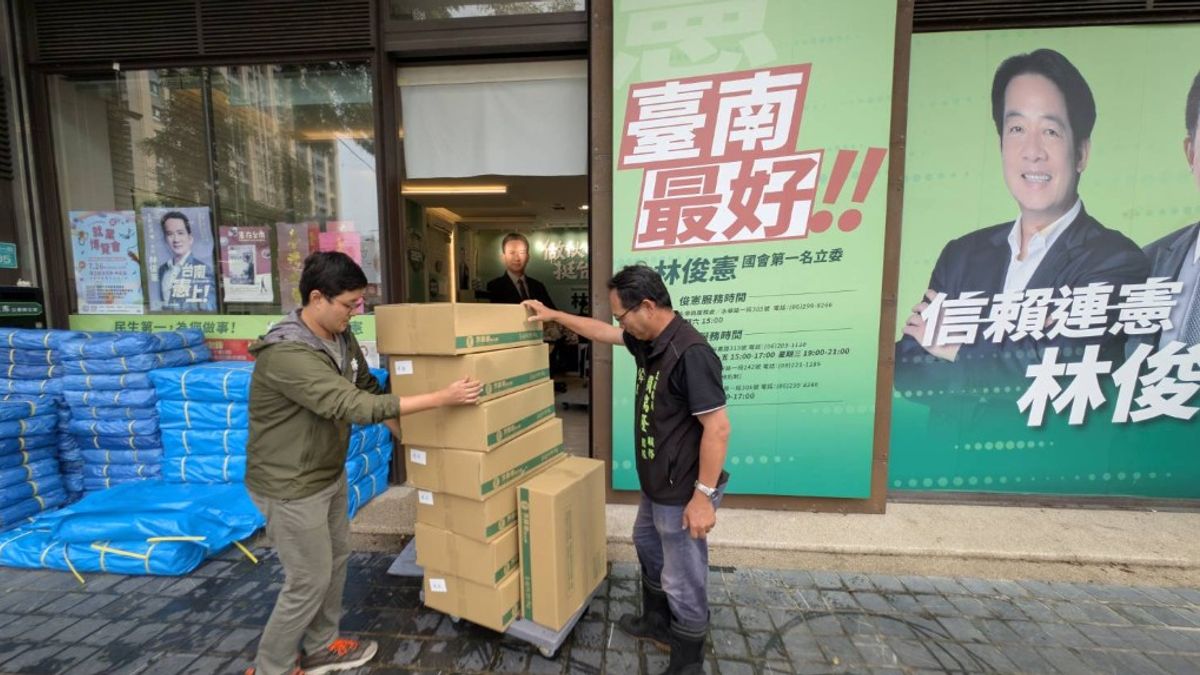 立委賴瑞隆派出暖心麵包車,載運15箱800份易於分派與保存的新鮮麵包,前往立法委員林俊憲服務處,協助台南救災工作。(圖/賴瑞隆服務處提供) 立委賴瑞隆派出暖心麵包車,載運15箱800份易於分派與保存的新鮮麵包,前往立法委員林俊憲服務處,協助台南救災工作。(圖/賴瑞隆服務處提供)