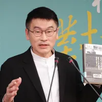 陸委會副主委拿出「八旗文化」總編輯富察出版的書籍《沒有墓碑的草原》,提醒各界留意大陸《民族團結進步促進法》可能帶來的制裁。(楊騰凱攝) 陸委會副主委拿出「八旗文化」總編輯富察出版的書籍《沒有墓碑的草原》,提醒各界留意大陸《民族團結進步促進法》可能帶來的制裁。(楊騰凱攝)