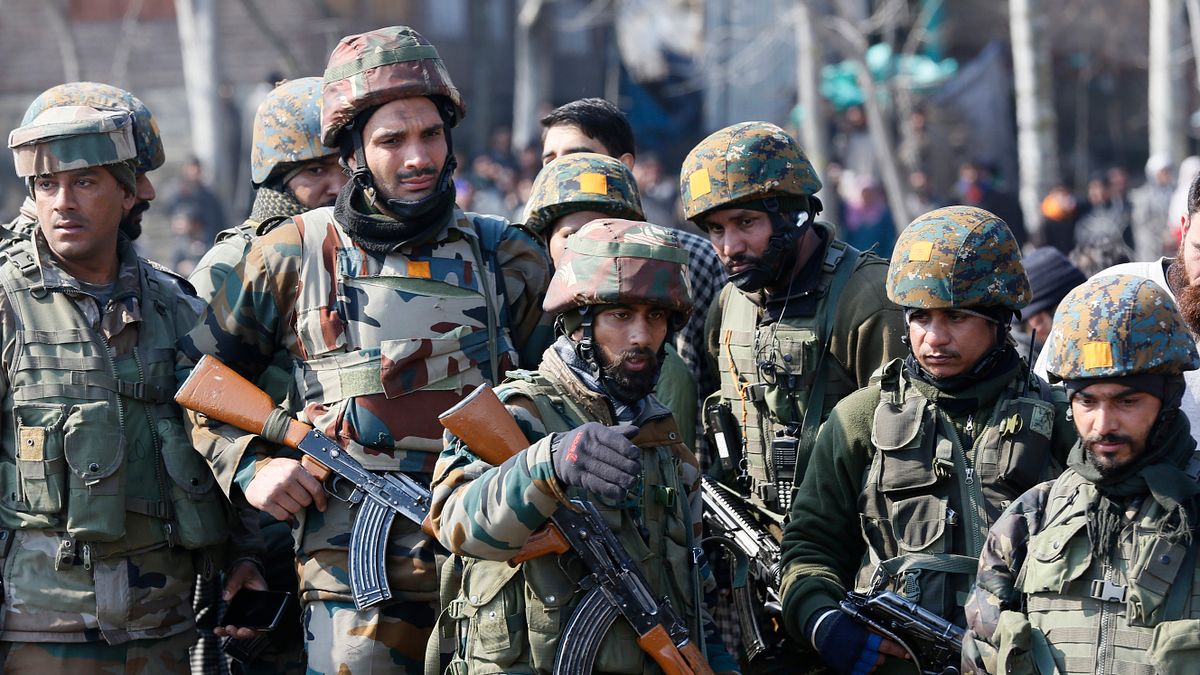 2019年2月27日,一架印度戰機墜毀在印控「查謨─喀什米爾邦」布德加姆(Budgam)地區,印度軍方前往搜救。(AP) 2019年2月27日,一架印度戰機墜毀在印控「查謨─喀什米爾邦」布德加姆(Budgam)地區,印度軍方前往搜救。(AP)