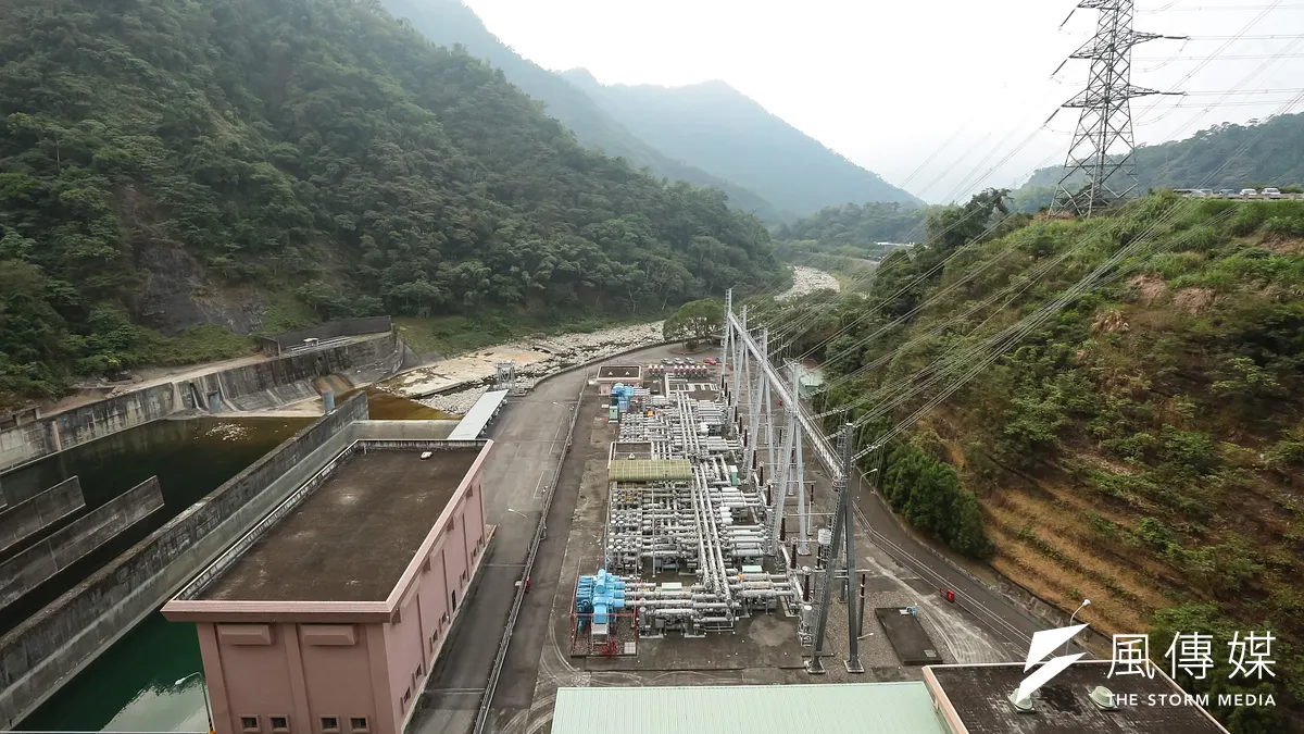 《電業法》未來將定期公告電力排放係數標準,獨立電業非綠電部分獲利,若超過實收資本25%者,其超額利潤須半數投資於降低污染排放設備與加強機組運轉維護。圖為台電明潭發電廠。(資料照,顏麟宇攝)