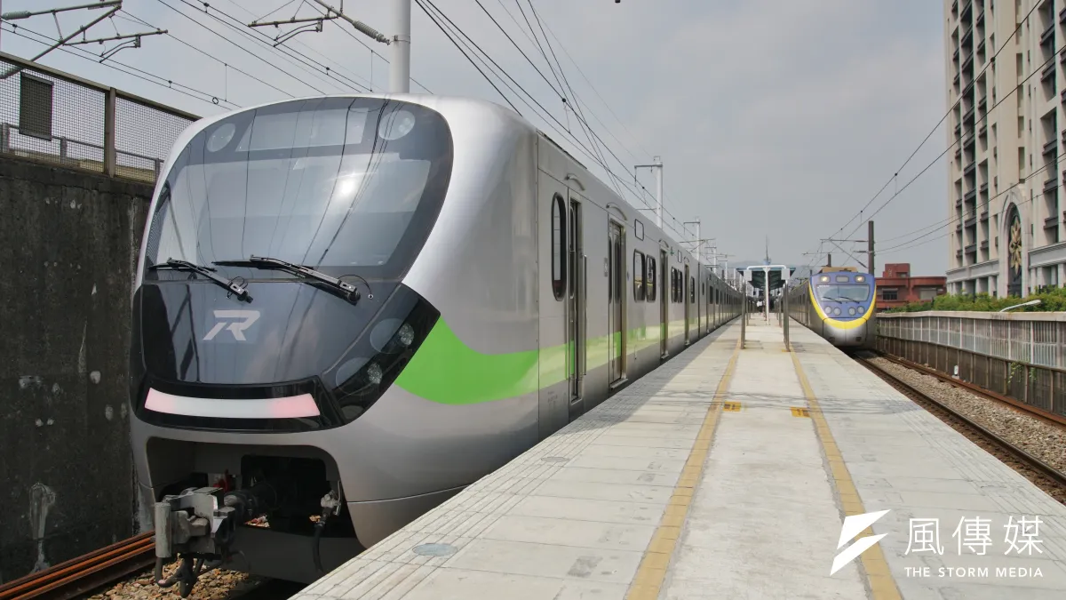 EMU900列車通過浮洲站月台,卻因該站月台設計侷促狹窄,候車區幾乎已延長至月台底端,最窄處甚至僅有1公尺。(盧逸峰攝)