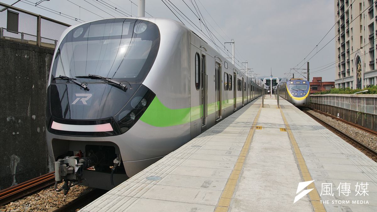 EMU900列車通過浮洲站月台,卻因該站月台設計侷促狹窄,候車區幾乎已延長至月台底端,最窄處甚至僅有1公尺。(盧逸峰攝) EMU900列車通過浮洲站月台,卻因該站月台設計侷促狹窄,候車區幾乎已延長至月台底端,最窄處甚至僅有1公尺。(盧逸峰攝)