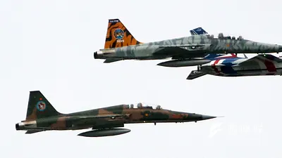 國慶大會7日進行空中分列式預演,勇鷹高教機搭配2架F-5戰機編成的快速機編隊,由北往南通過府前上空。(蘇仲泓攝)