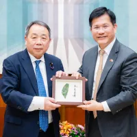 台湾の外交部で、日本維新会の石平参院議員(左)を迎えた林佳龍外交部長(右)。石平氏は中国出身で初めて日本の国会議員となった。(写真/林佳龍氏のフェイスブックより) 台湾の外交部で、日本維新会の石平参院議員(左)を迎えた林佳龍外交部長(右)。石平氏は中国出身で初めて日本の国会議員となった。(写真/林佳龍氏のフェイスブックより)