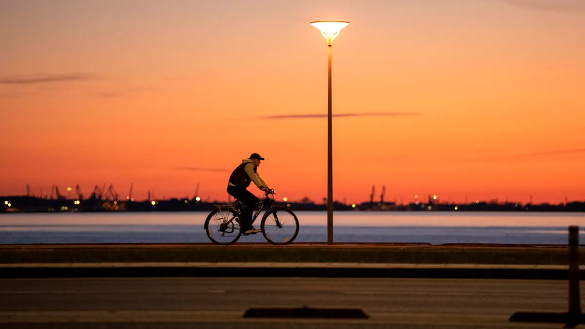 2023年4月19日、エストニアでのサイクリスト(写真/AP通信提供) 2023年4月19日、エストニアでのサイクリスト(写真/AP通信提供)