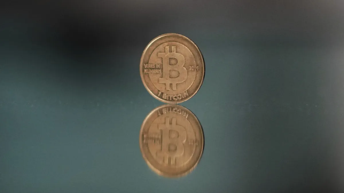 比特幣近期利多消息不斷,價格再次飆升,這波漲勢不僅引發市場對比特幣的關注,更帶動了「比特幣概念股」的驚人表現。(圖/AP)