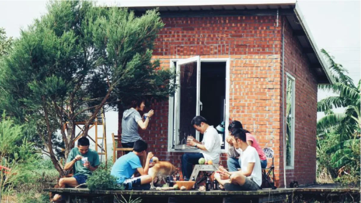 小屋完工後,家人朋友時常一塊來小房子吃吃喝喝聊聊天,就像童年相聚的歡樂與幸福。