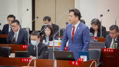 新竹市代理市長邱臣遠18日在總質詢答詢時表示,市府團隊積極推動城市外交與國際合作,在國際交流領域取得顯著成效。(圖/新竹市政府提供)