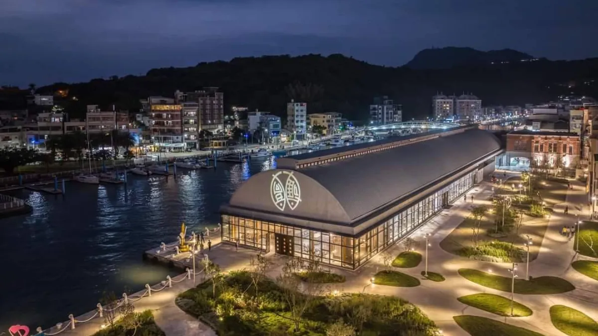 鼓山魚市場夜景越夜越浪漫,有販售全國性特色水產品及農漁伴手禮專區。(圖/海洋局提供)