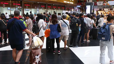 颱風利奇馬來襲,北北基9日停班停課,但隨著風雨不如預期,各大商圈漸有民眾聚集,台北車站台也湧現搭車購票的人潮。(顏麟宇攝)