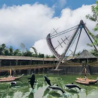 新竹で最も魅力的な観光スポットの首位は実は「新竹公園」である。ほかの公園とは異なり、新竹公園の中には日本式建築、レストラン、麗池湖畔の桜、新竹市立動物園があり、複合的な空間が提供されており、市民は半日以上遊ぶことができる。(写真/取自六福村テーマパーク公式提供) 新竹で最も魅力的な観光スポットの首位は実は「新竹公園」である。ほかの公園とは異なり、新竹公園の中には日本式建築、レストラン、麗池湖畔の桜、新竹市立動物園があり、複合的な空間が提供されており、市民は半日以上遊ぶことができる。(写真/取自六福村テーマパーク公式提供)