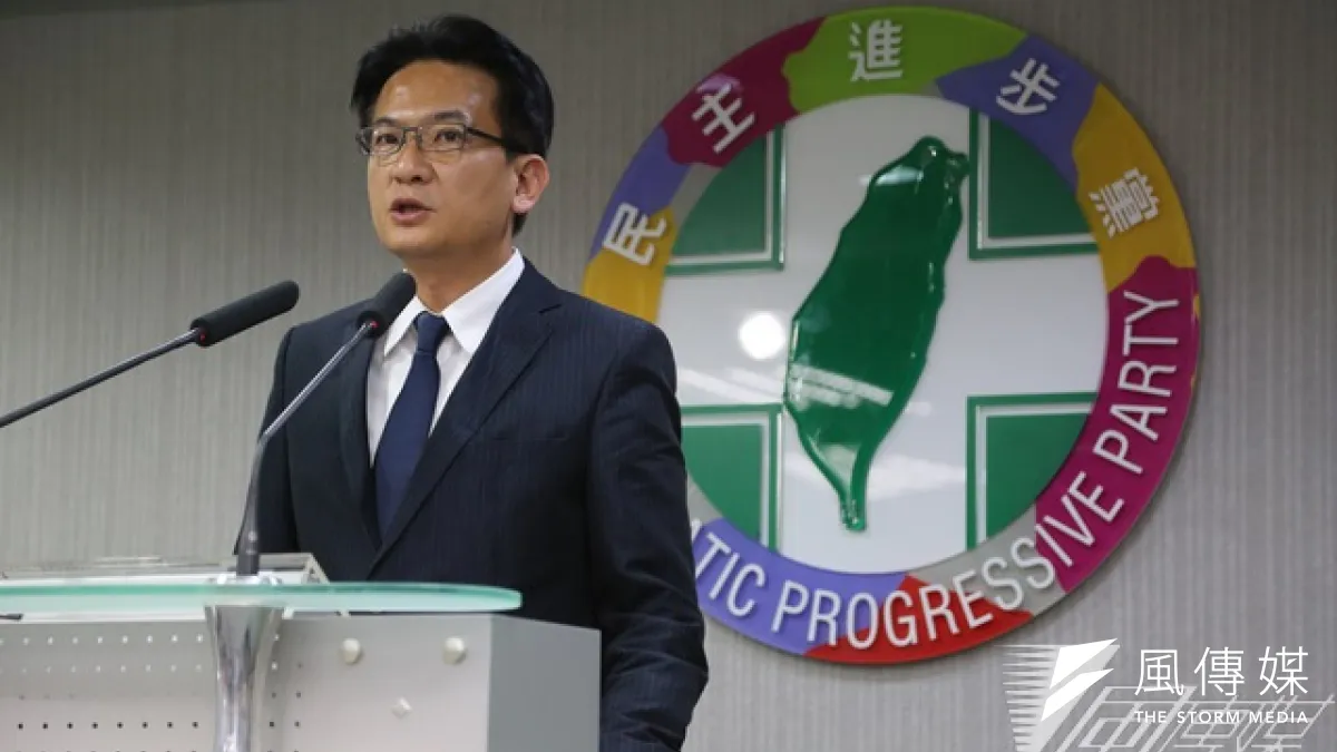 民進黨針對前陸委會主委張顯耀下台一事進行民調,高達6成3民眾不滿馬政府處理張案過程。(圖為民進黨發言人林俊憲,余志偉攝)