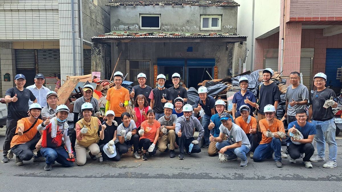 高雄市大高雄不動產開發商業同業公會與社會局長青中心共同攜手協助獨居長輩居家修繕。(圖/高雄市社會局提供) 高雄市大高雄不動產開發商業同業公會與社會局長青中心共同攜手協助獨居長輩居家修繕。(圖/高雄市社會局提供)