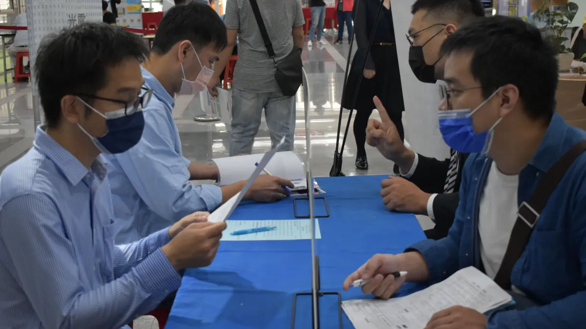 台中市政府勞工局舉辦徵才活動的現場面試。(圖/台中市政府)