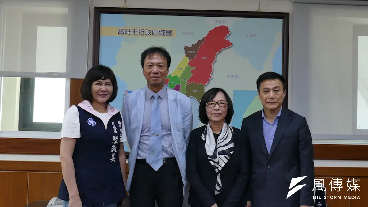 監委楊美鈴(右二)、蔡培村(左二)進行地方巡查,關注高雄二階輕軌及負債議題,特別拜會高雄市議長許崑源(右一)及副議長陸淑美。(圖/徐炳文攝)