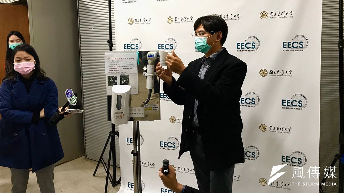 電機系技正劉振森(見圖)示範「防疫一號」自動量測裝置使用方式。(吳尚軒攝) 電機系技正劉振森(見圖)示範「防疫一號」自動量測裝置使用方式。(吳尚軒攝)
