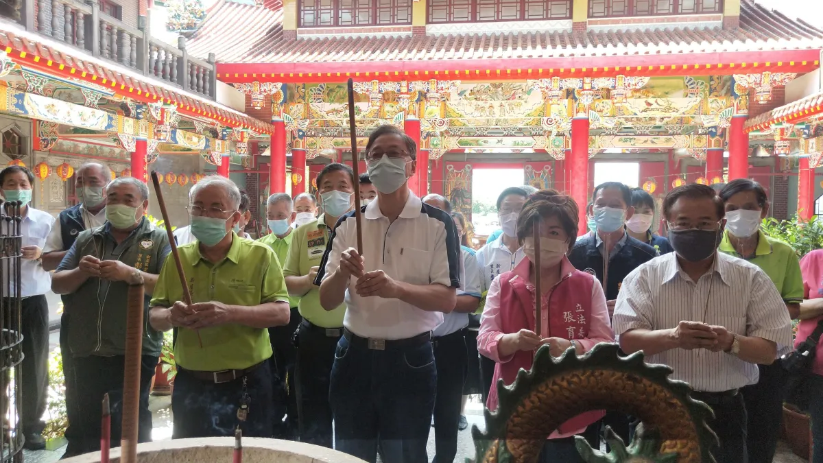 國民黨桃園市長參選人張善政1日一早在立委張育美、前立委廖正井陪同下,前往桃園新屋區展開請益之旅。(張善政辦公室提供)