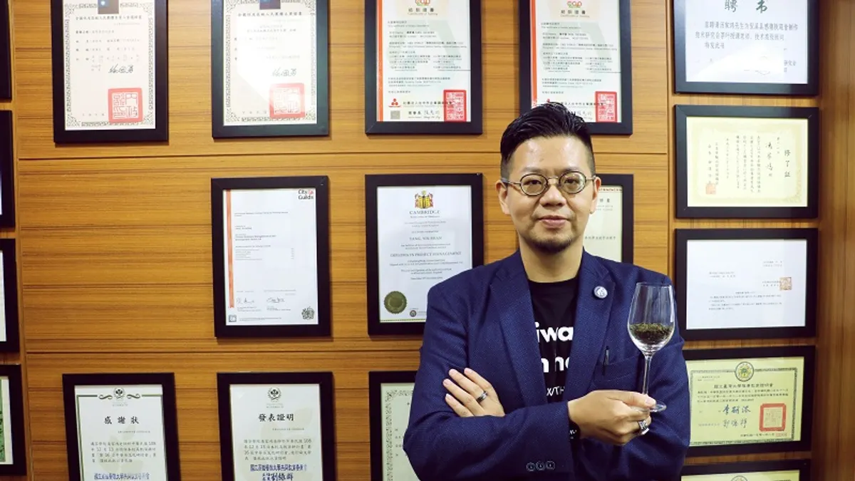 現為講茶茶業集團執行長、講茶學院共同創辦人的湯家鴻,其實原本是茶農第四代。(圖/柯翎肇攝)