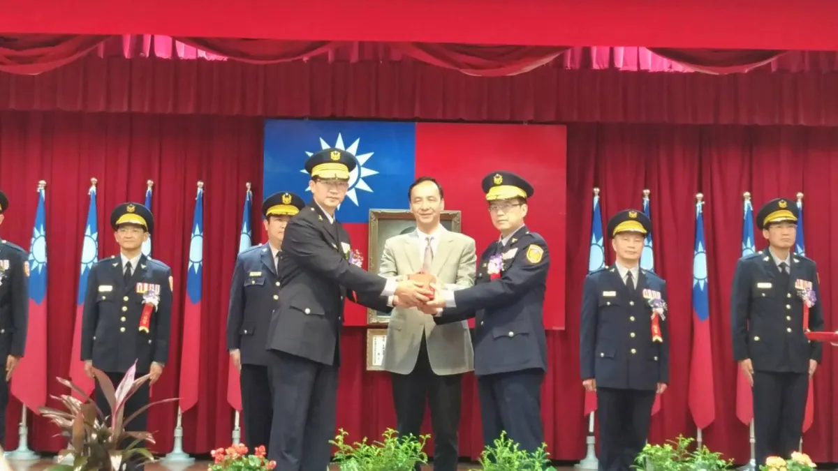 新北市警察局新卸交接,市長朱立倫期許落實「廣義治安」。(圖/新北市警察局提供)