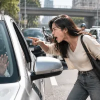 開車上路碰到其他駕駛按喇叭,有些人可能一時火氣上來,回按喇叭甚至停車理論,但如果追上對方、攔車後當街辱罵,恐怕會從行車糾紛演變成刑事案件。(示意圖/AI生成) 開車上路碰到其他駕駛按喇叭,有些人可能一時火氣上來,回按喇叭甚至停車理論,但如果追上對方、攔車後當街辱罵,恐怕會從行車糾紛演變成刑事案件。(示意圖/AI生成)