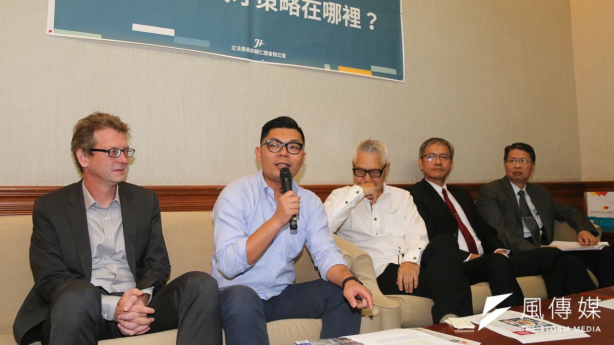 立法院「台灣,你的人才策略在哪裡?」記者會,國民黨立委許毓仁(左二)22日表示,將提案修法鬆綁限制,讓外籍專業人士取得永久居留權後,配偶、子女也受到保障。(陳明仁攝) 立法院「台灣,你的人才策略在哪裡?」記者會,國民黨立委許毓仁(左二)22日表示,將提案修法鬆綁限制,讓外籍專業人士取得永久居留權後,配偶、子女也受到保障。(陳明仁攝)