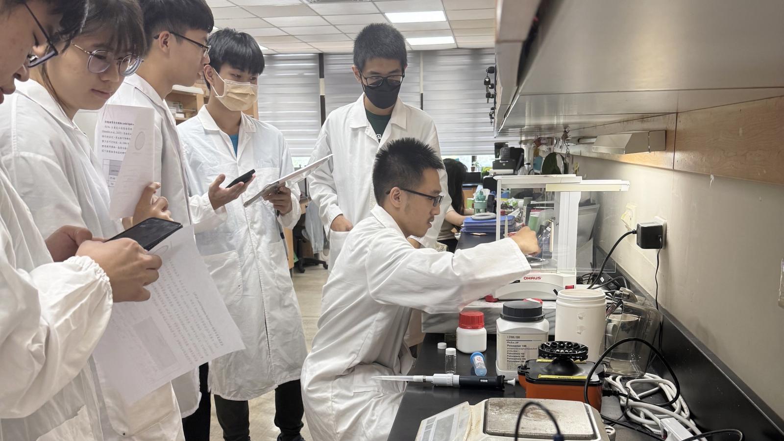 翻轉傳統醫學 長庚大學醫學院培育「會把脈、懂AI」的中西醫雙修醫師