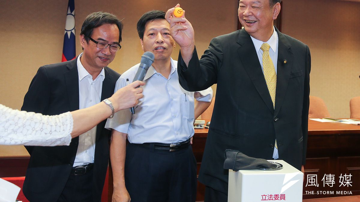 立法院各委員會召集委員選舉,交通委員會3人同票抽籤,國民黨陳雪生抽籤抽中。(陳明仁攝) 立法院各委員會召集委員選舉,交通委員會3人同票抽籤,國民黨陳雪生抽籤抽中。(陳明仁攝)
