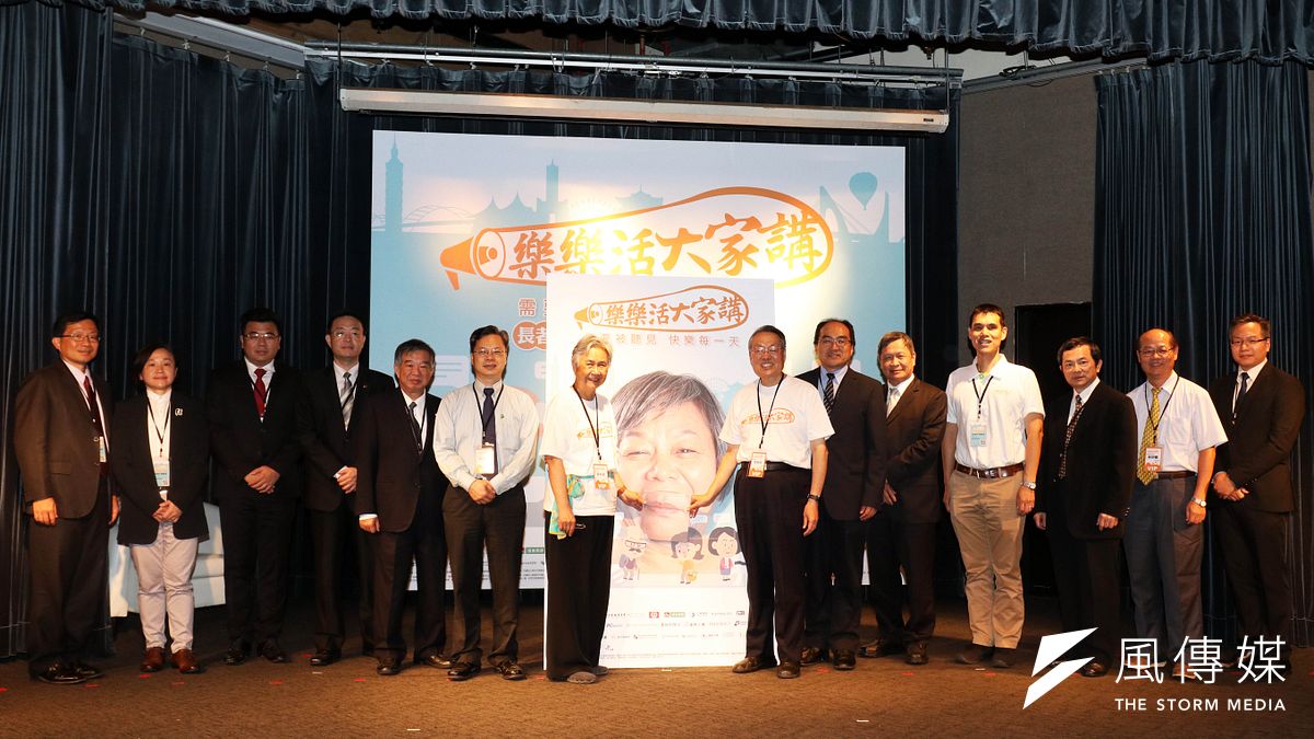 宏碁創辦人施振榮(中右)夫人葉紫華(中左),目前擔任輔仁大學、羅慧夫顱顏基金會等公益團體董事,對於所得稅新制上路,就特別有感觸。(資料照,蘇仲泓攝) 宏碁創辦人施振榮(中右)夫人葉紫華(中左),目前擔任輔仁大學、羅慧夫顱顏基金會等公益團體董事,對於所得稅新制上路,就特別有感觸。(資料照,蘇仲泓攝)