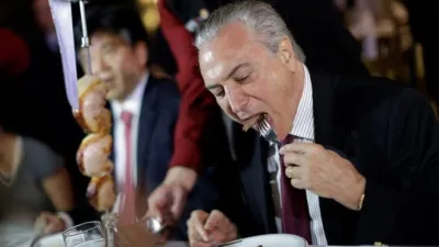 巴西總統特梅爾親自吃肉以證明巴西肉類安全。(BBC中文網)