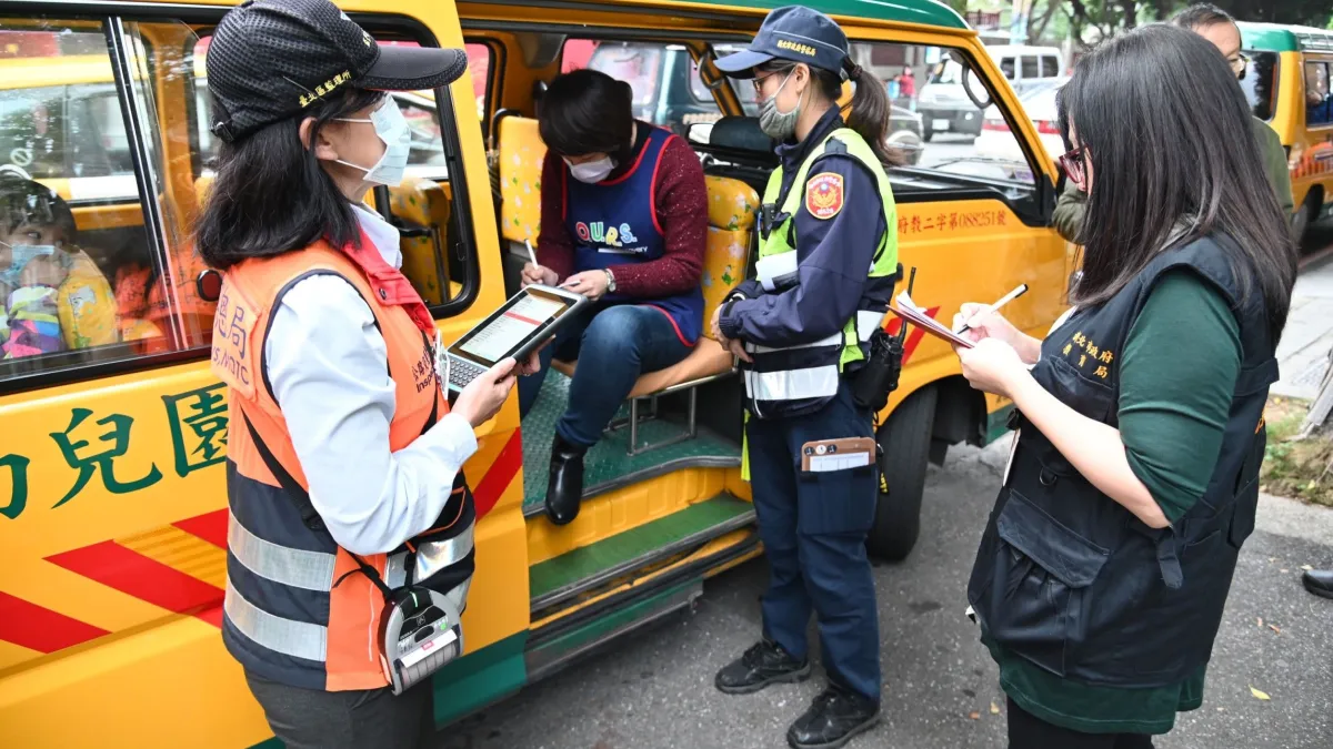 教育局、警察局、監理所辦理動態稽查,未來將持續透過「強力稽查」,以常態性及專案性方式為幼童專用車安全把關。(圖/新北市教育局提供)