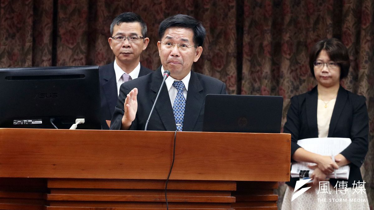 教育部長潘文忠列席立法院教育委員會答詢時說,為教授加薪是因為和副教授薪資級距太接近。(蘇仲泓攝) 教育部長潘文忠列席立法院教育委員會答詢時說,為教授加薪是因為和副教授薪資級距太接近。(蘇仲泓攝)
