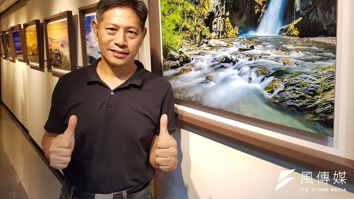 新竹在地攝影家劉春生個展以「首拾」為主題,除代表十年來首次個展,更代表首次拾起相機的熱情至今仍然未減。(圖/方詠騰攝) 新竹在地攝影家劉春生個展以「首拾」為主題,除代表十年來首次個展,更代表首次拾起相機的熱情至今仍然未減。(圖/方詠騰攝)