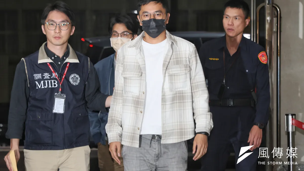 檢調偵辦立委罷免團體連署涉偽造文書案,14日晚間調查人員將罷免立委吳沛憶領銜人李孝亮(中)帶往台北地檢署複訊。(柯承惠攝)