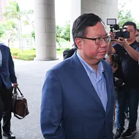 前桃園市長の鄭文燦氏(中央)の収賄事件で初の準備手続き公判が開かれ、仲介者の廖俊松氏、廖力廷氏、黄芷蓁氏の3人全員が法廷で罪を認めた。(資料写真、顔麟宇撮影) 前桃園市長の鄭文燦氏(中央)の収賄事件で初の準備手続き公判が開かれ、仲介者の廖俊松氏、廖力廷氏、黄芷蓁氏の3人全員が法廷で罪を認めた。(資料写真、顔麟宇撮影)