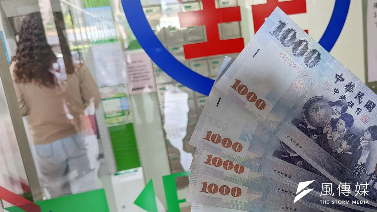 針對民進黨議員魏筠提出的「市府普發市民 1萬5千元現金」動議,最後主席議長邱奕勝徵詢在場議員意見後,獲全議會不分藍綠白無異議「通過提案及附帶條件」,再請市府研議。。(資料照,顏麟宇攝) 針對民進黨議員魏筠提出的「市府普發市民 1萬5千元現金」動議,最後主席議長邱奕勝徵詢在場議員意見後,獲全議會不分藍綠白無異議「通過提案及附帶條件」,再請市府研議。。(資料照,顏麟宇攝)