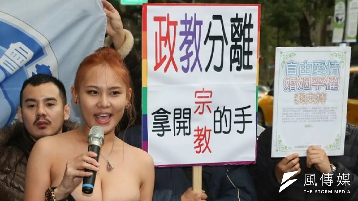 小模馬友蓉露胸陳情,請曾經帶護家盟拜訪行政院長江宜樺的立委賴士葆,也要支持同志平權的訴求。(余志偉攝)