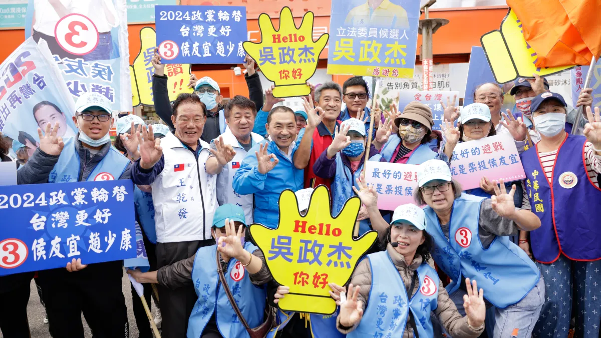 國民黨總統候選人侯友宜前往澎湖與立委參選人吳政杰前往北辰市場掃街,隨後至天后宮參香,最後更成立澎湖縣後援會。(侯友宜競選辦公室提供)