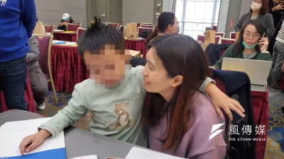當柴柴(左)黏在媽媽身邊說「愛媽媽」時,所有目睹的人心都溶化了。(黃天如攝)